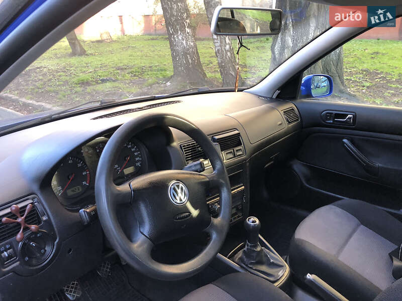 Хэтчбек Volkswagen Golf 2001 в Ровно