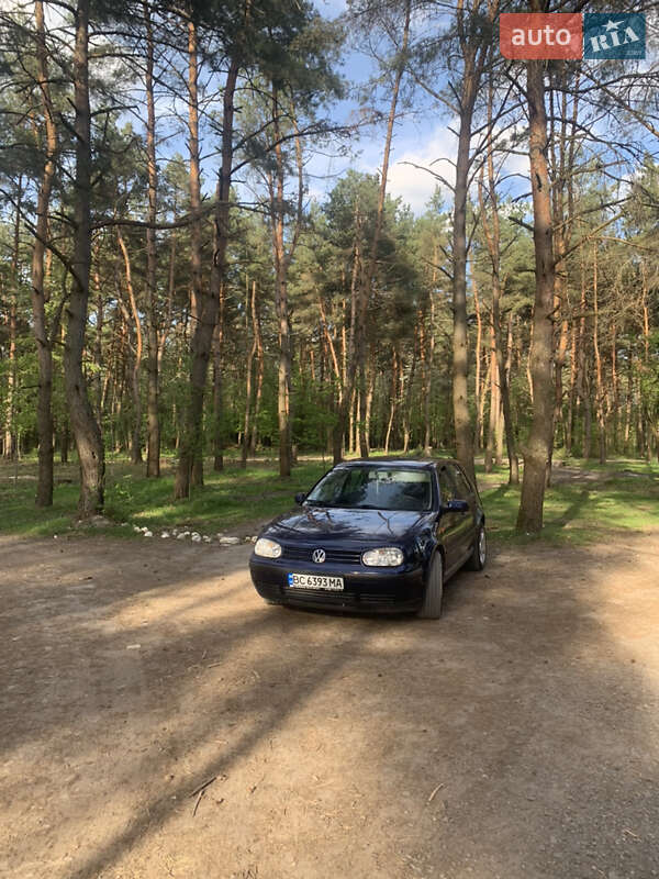 Хэтчбек Volkswagen Golf 2000 в 