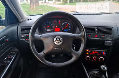 Хэтчбек Volkswagen Golf 2002 в Черновцах