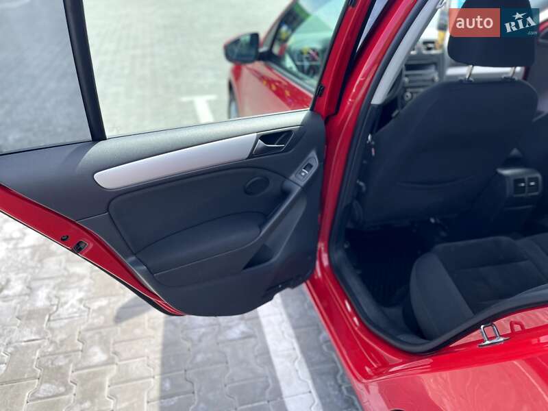 Хэтчбек Volkswagen Golf 2012 в Волочиске