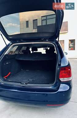 Универсал Volkswagen Golf 2010 в Казатине