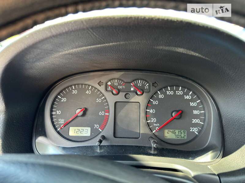 Хэтчбек Volkswagen Golf 2003 в Киеве