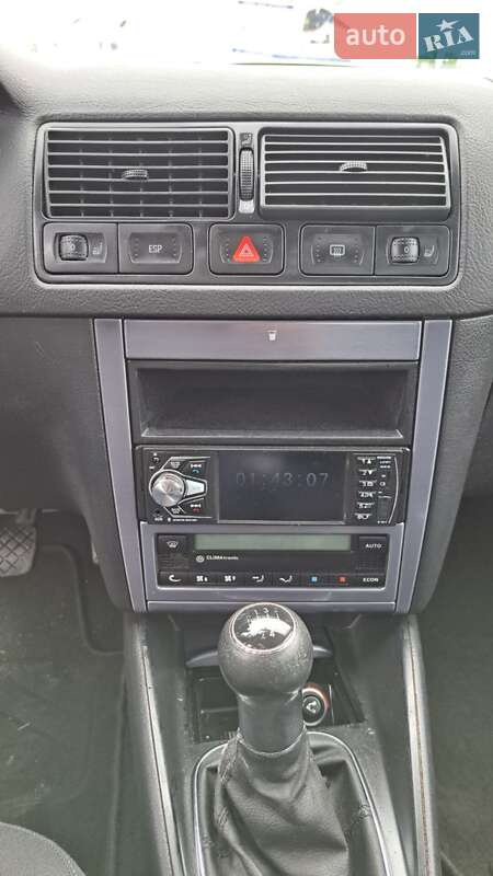 Хэтчбек Volkswagen Golf 2003 в Виноградове