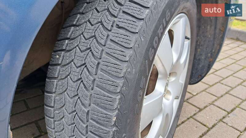 Хэтчбек Volkswagen Golf 2003 в Виноградове