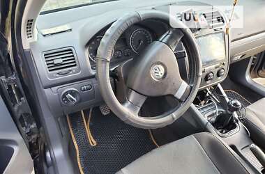 Хэтчбек Volkswagen Golf 2005 в 