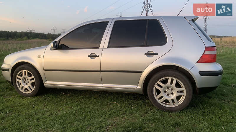 Хетчбек Volkswagen Golf 2003 в Зміїві