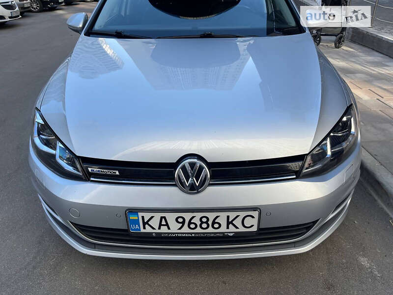 Хэтчбек Volkswagen Golf 2015 в Киеве
