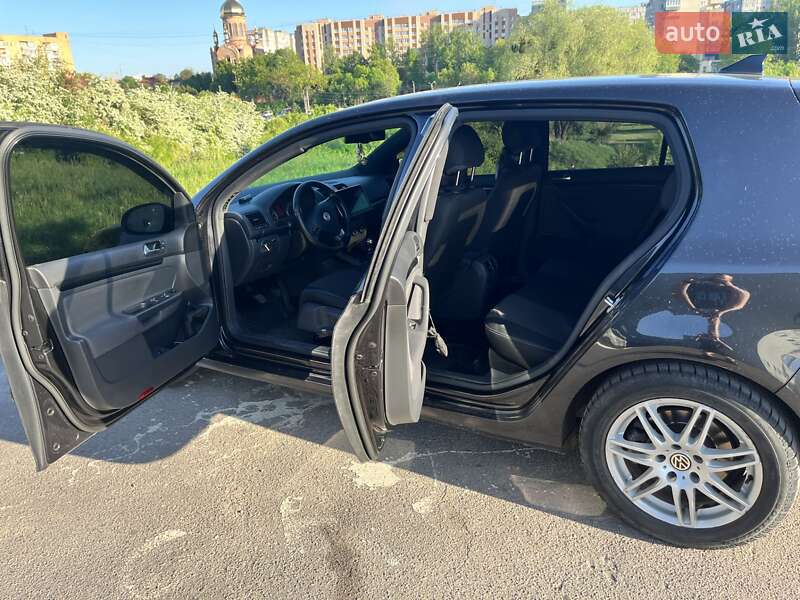 Хэтчбек Volkswagen Golf 2006 в Ровно