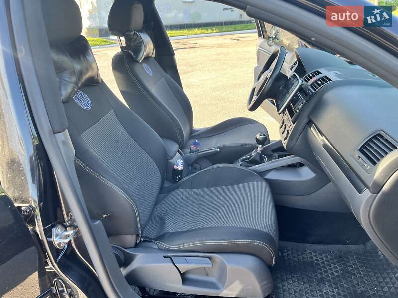 Хэтчбек Volkswagen Golf 2006 в Ровно