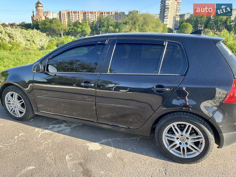 Хэтчбек Volkswagen Golf 2006 в Ровно