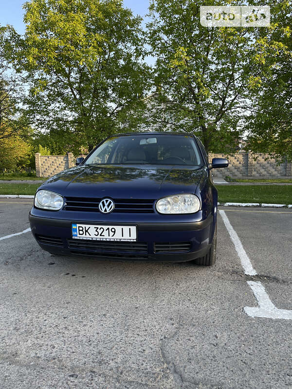 Хэтчбек Volkswagen Golf 2002 в Ровно