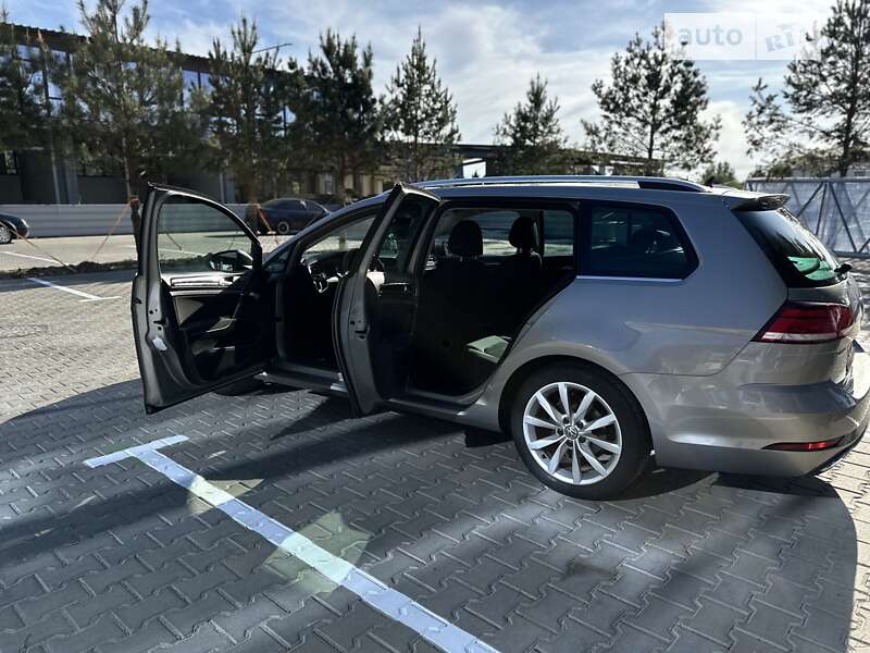 Универсал Volkswagen Golf 2019 в Ровно