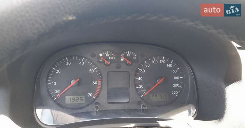 Хэтчбек Volkswagen Golf 2003 в Луцке