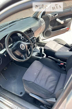 Хэтчбек Volkswagen Golf 2002 в Черновцах