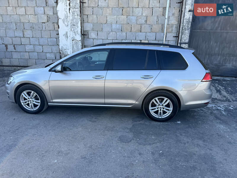 Универсал Volkswagen Golf 2015 в Жовкве