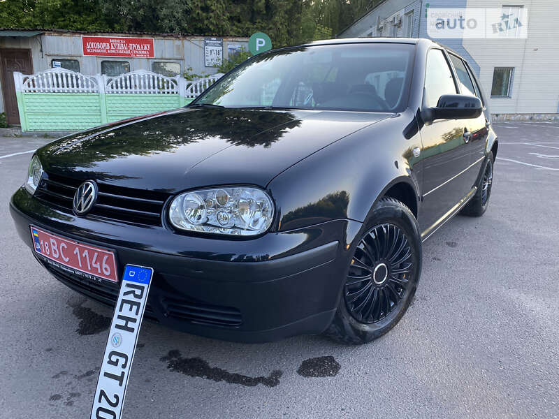 Хэтчбек Volkswagen Golf 2003 в Дубно