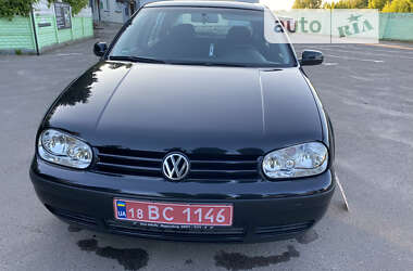 Хэтчбек Volkswagen Golf 2003 в Дубно