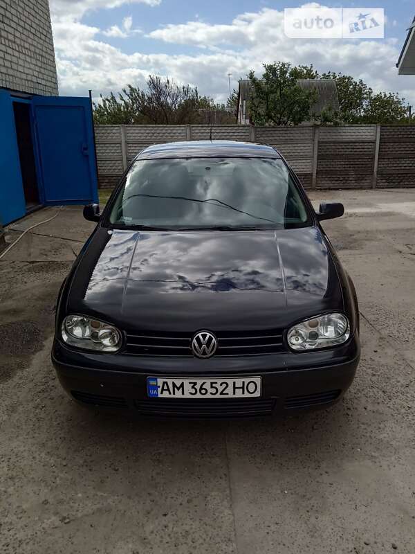 Хетчбек Volkswagen Golf 2001 в Попільні