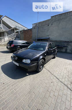 Хэтчбек Volkswagen Golf 2002 в Черновцах