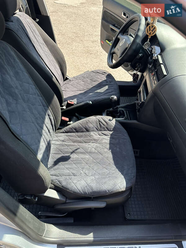 Хэтчбек Volkswagen Golf 2001 в Запорожье