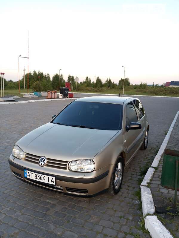 Хэтчбек Volkswagen Golf 2002 в Надворной