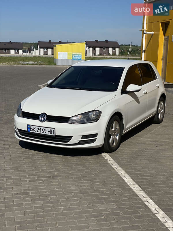 Хэтчбек Volkswagen Golf 2014 в Ровно