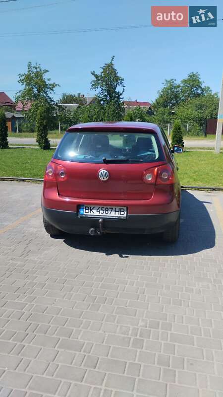 Хэтчбек Volkswagen Golf 2005 в Заречном