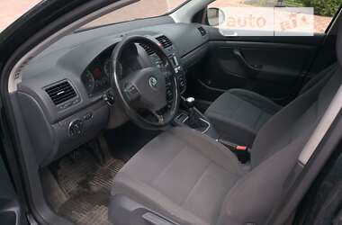 Хэтчбек Volkswagen Golf 2005 в Жовкве