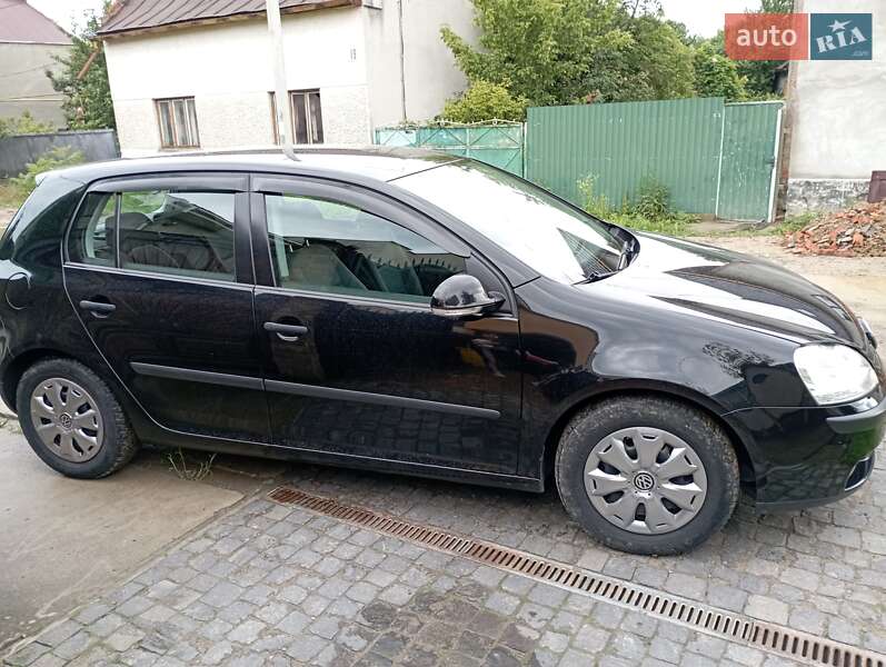 Хэтчбек Volkswagen Golf 2004 в Берегово