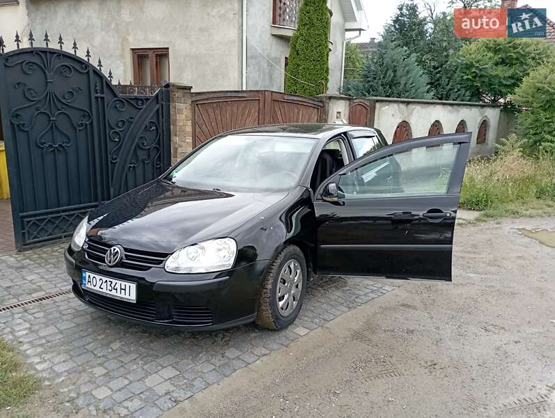 Хэтчбек Volkswagen Golf 2004 в Берегово