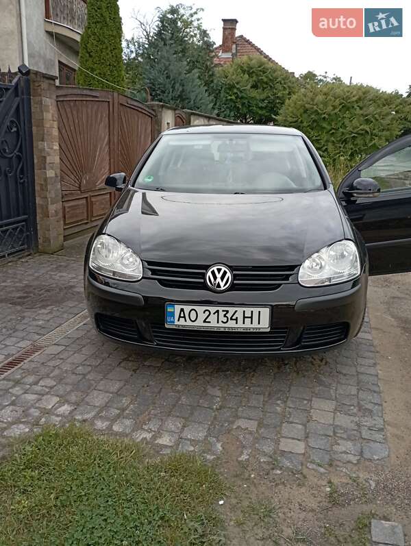Хэтчбек Volkswagen Golf 2004 в Берегово