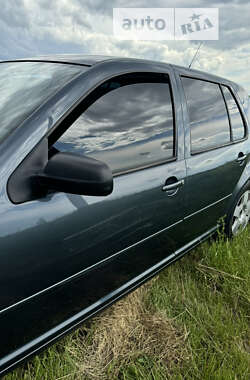 Хэтчбек Volkswagen Golf 2000 в 