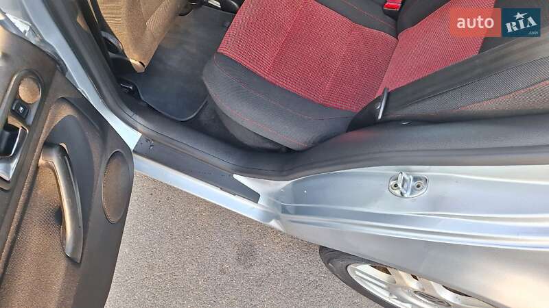 Хетчбек Volkswagen Golf 2002 в Дніпрі