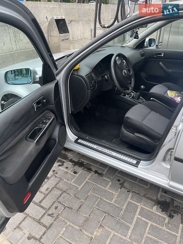 Хетчбек Volkswagen Golf 2001 в Кропивницькому