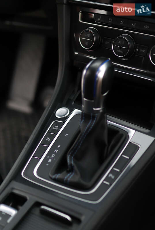 Хэтчбек Volkswagen Golf 2018 в Киеве