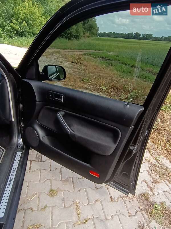 Хетчбек Volkswagen Golf 2003 в Тернополі