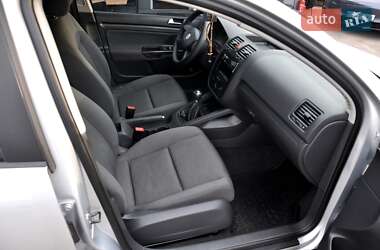 Хетчбек Volkswagen Golf 2005 в 