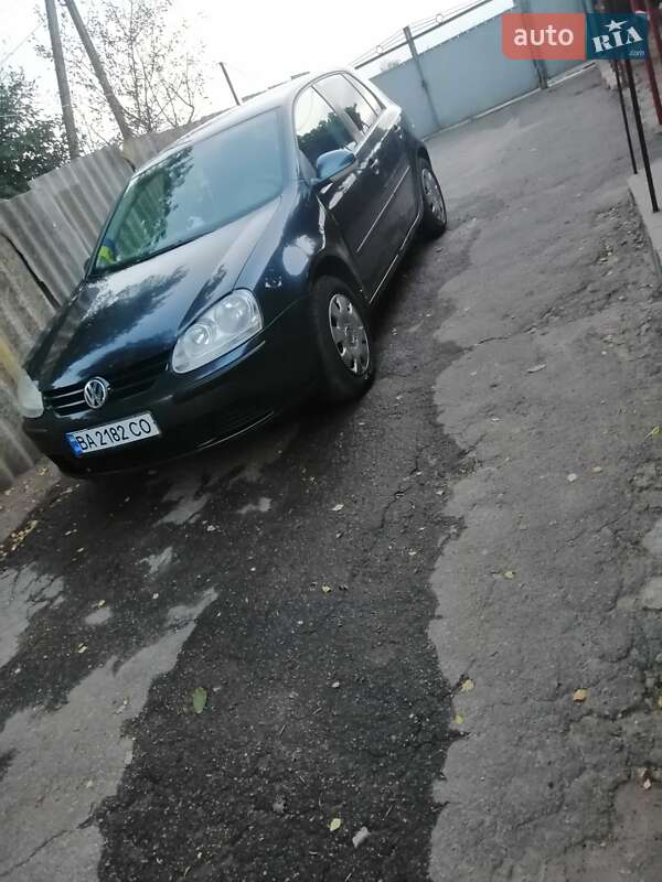 Хэтчбек Volkswagen Golf 2005 в Добровеличковке