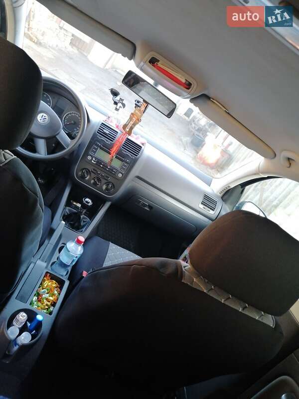 Хэтчбек Volkswagen Golf 2005 в Добровеличковке