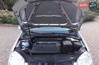 Хетчбек Volkswagen Golf 2005 в 