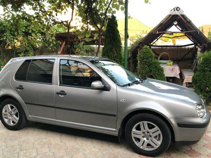 Хетчбек Volkswagen Golf 2002 в Мукачевому