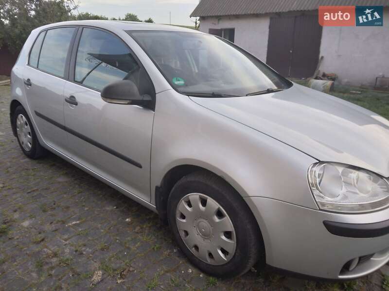 Хэтчбек Volkswagen Golf 2006 в Остроге