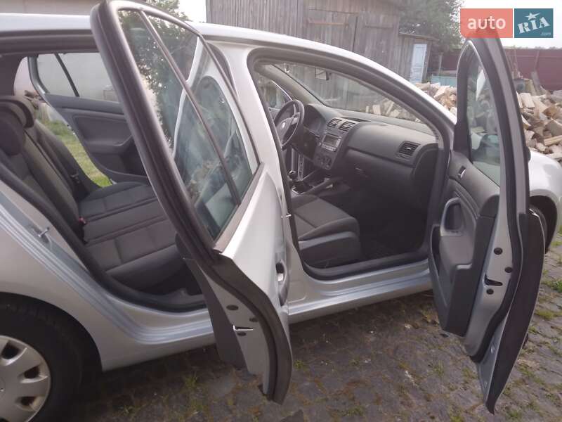 Хэтчбек Volkswagen Golf 2006 в Остроге