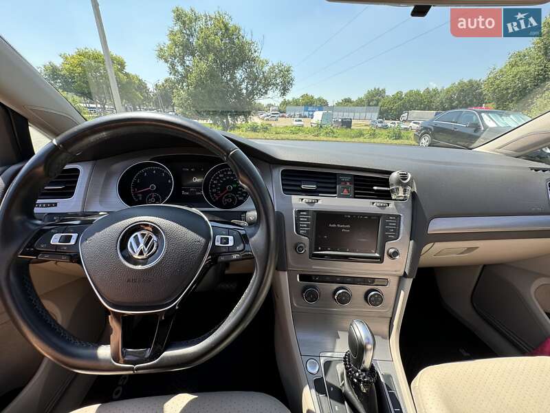 Хэтчбек Volkswagen Golf 2016 в Черновцах