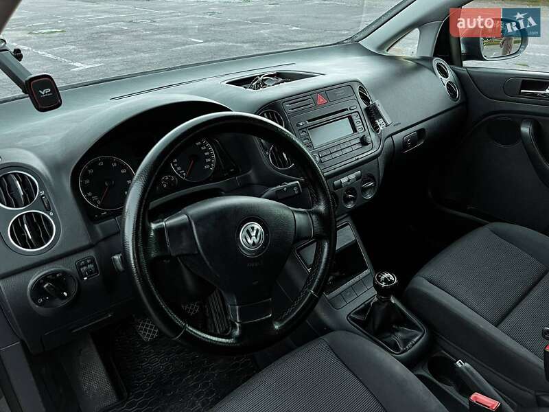 Хэтчбек Volkswagen Golf 2005 в Житомире