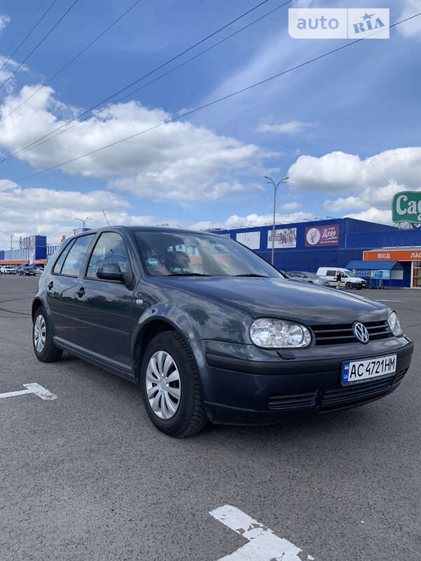 Хетчбек Volkswagen Golf 2001 в Луцьку