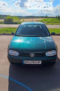 Хетчбек Volkswagen Golf 2001 в Житомирі