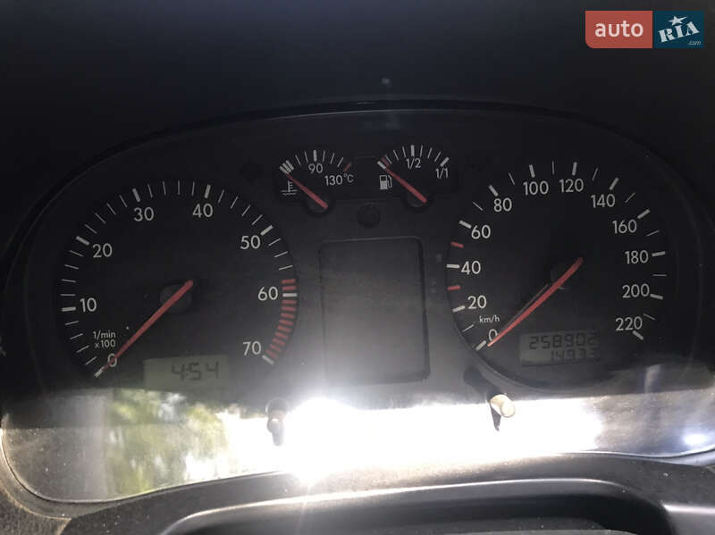 Хетчбек Volkswagen Golf 2001 в Чернівцях