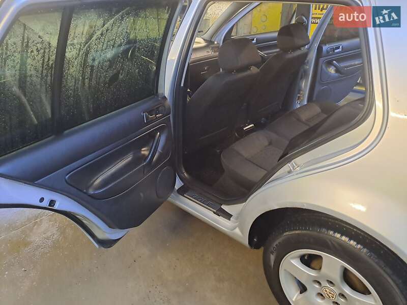 Хэтчбек Volkswagen Golf 2002 в Долине