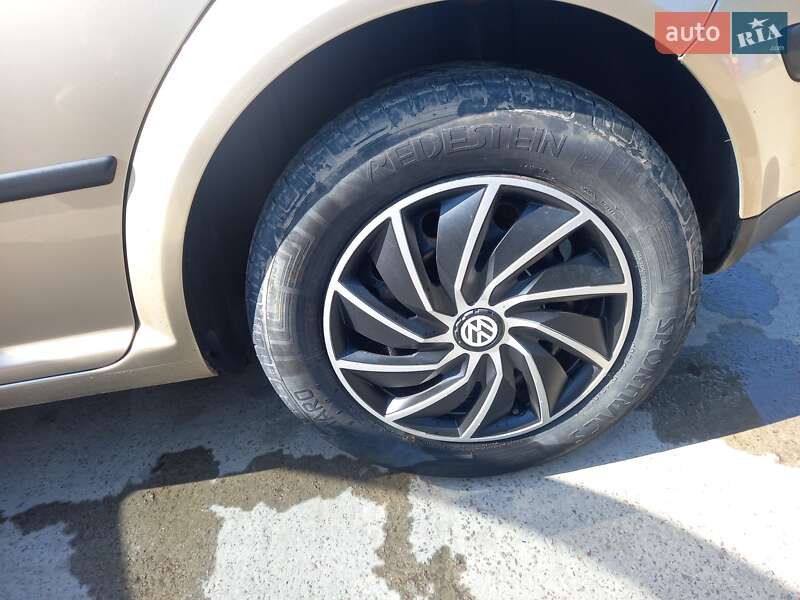 Хетчбек Volkswagen Golf 2003 в Бориславі